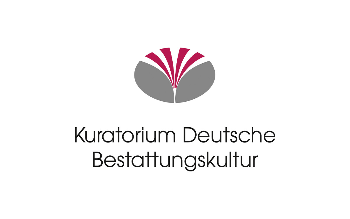 Logo des Kuratoriums Deutsche Bestattungskultur mit stilisierten Blütenblättern in Pink und Grau auf hellem Hintergrund.